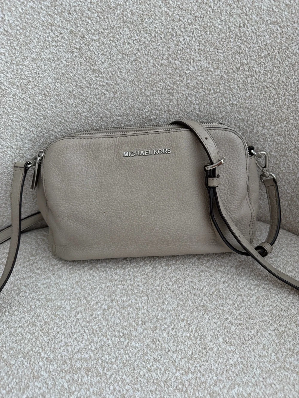 🤍 Michael Kors Crossbody Bag – Light Gray / Cream